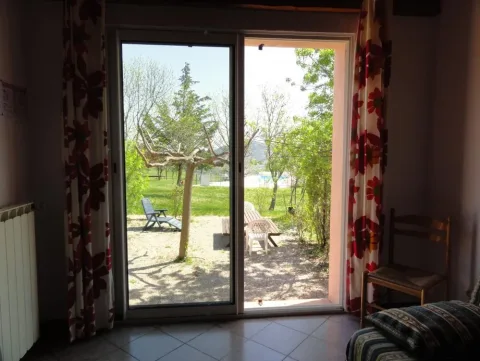 Terrasse privative d'un gîte Bergerie avec vue sur le lac du Salagou