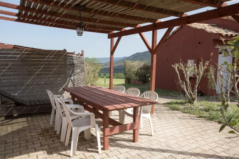 Terrasse du gîte Garrigue, gîte adapté PMR près du lac du Salagou
