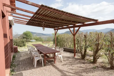 Terrasse privative ombragée du gîte Lavande avec vue sur le lac du Salagou