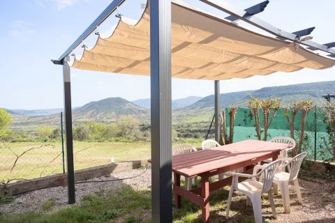 Terrasse privative d'un gîte Salagou avec vue sur le lac du Salagou