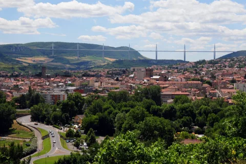 Le viaduc de Millau enjambant les gorges du Tarn, visible depuis Embarry