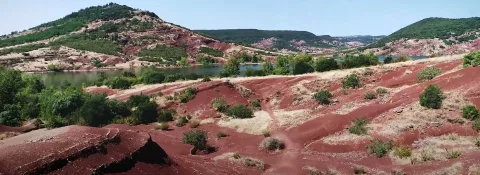 VTT et vélo sur les sentiers autour du lac du Salagou, ruffes rouges
