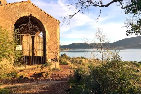 Chapelle au bord du lac du Salagou sur le circuit VTT n°9