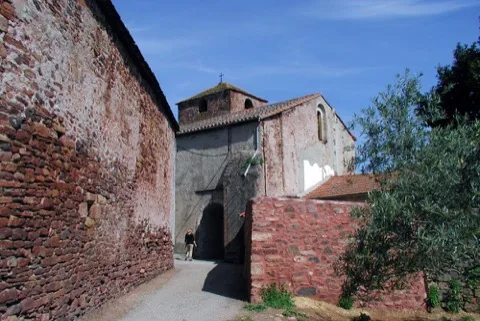Village de Le Puech et ruffes rouges sur le circuit VTT n°1 du Salagou